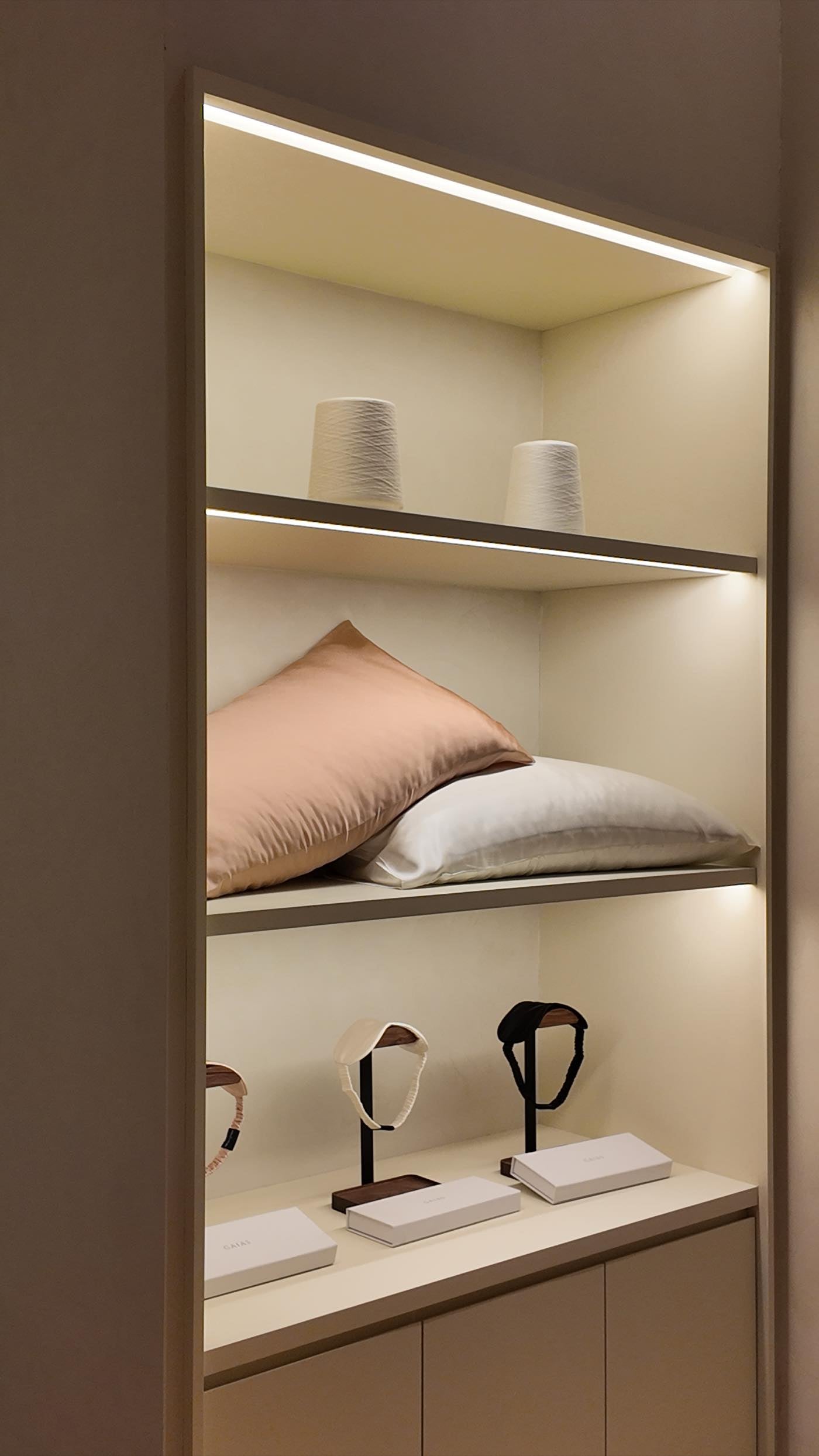 Lit niche with pillows and accessories